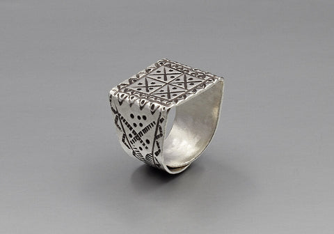 Motif Signet Ring